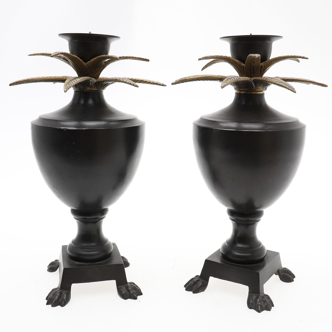 PAREJA DE URNAS DE CANDELABRO DE METAL BRONCEADO.