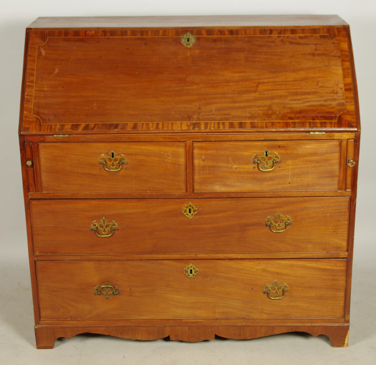 SNEDKLAFFSEKRETÄR, mahogny, sekelskiftet 18/1900.