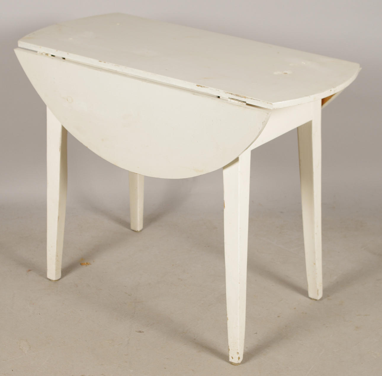 BORD MED KLAFFAR, vitmålad fur, tidigt 1900-tal.