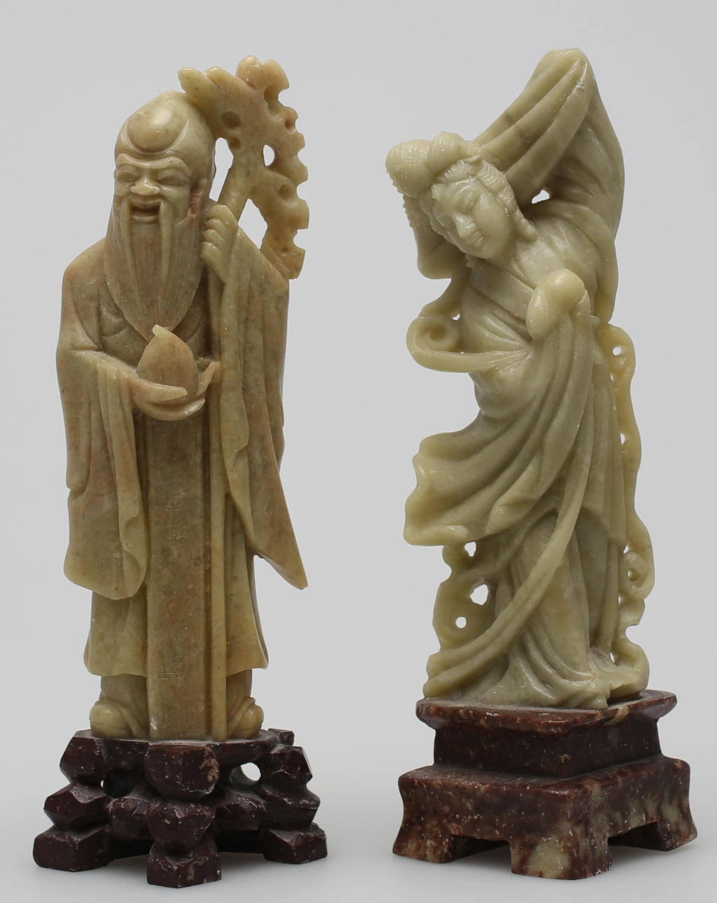 FIGURINER i soapstone (2). Troligen Kina, 1900-tal.