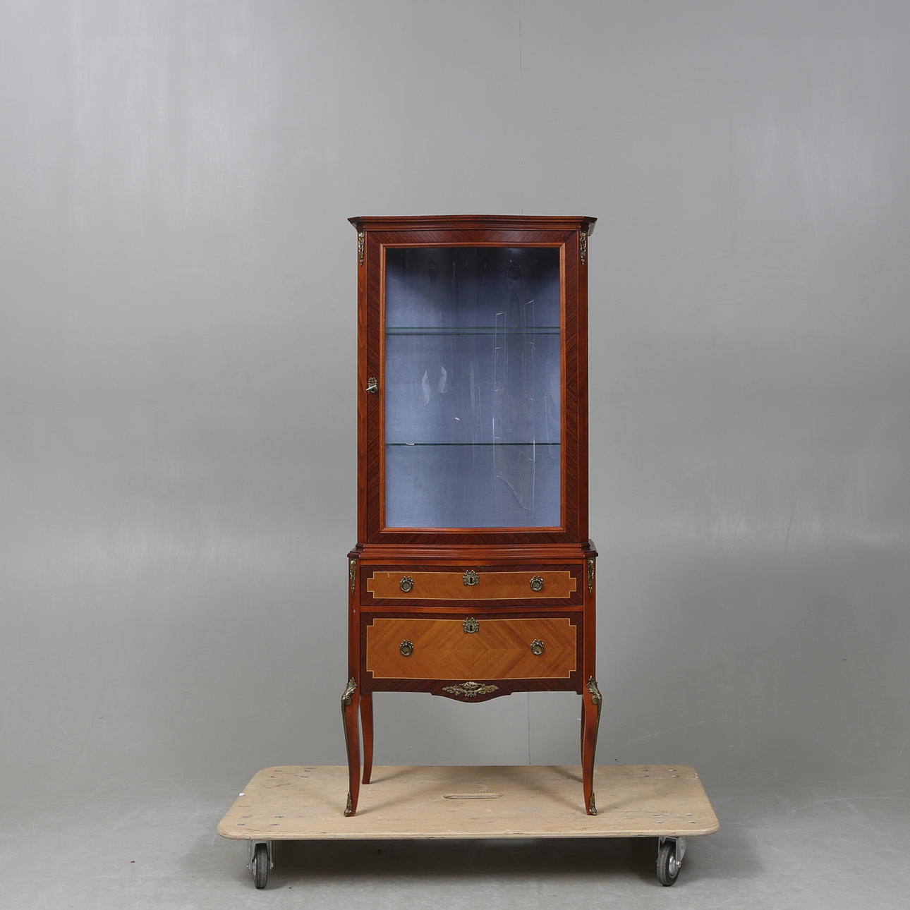 VITRINA, estilo Luis XVI, siglo XX.