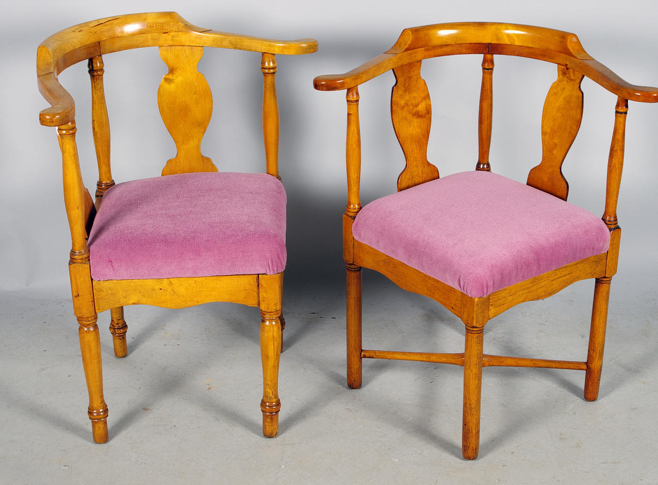 PUDERSTOLAR, 2 stycken snarlika, sent 1800-tal.