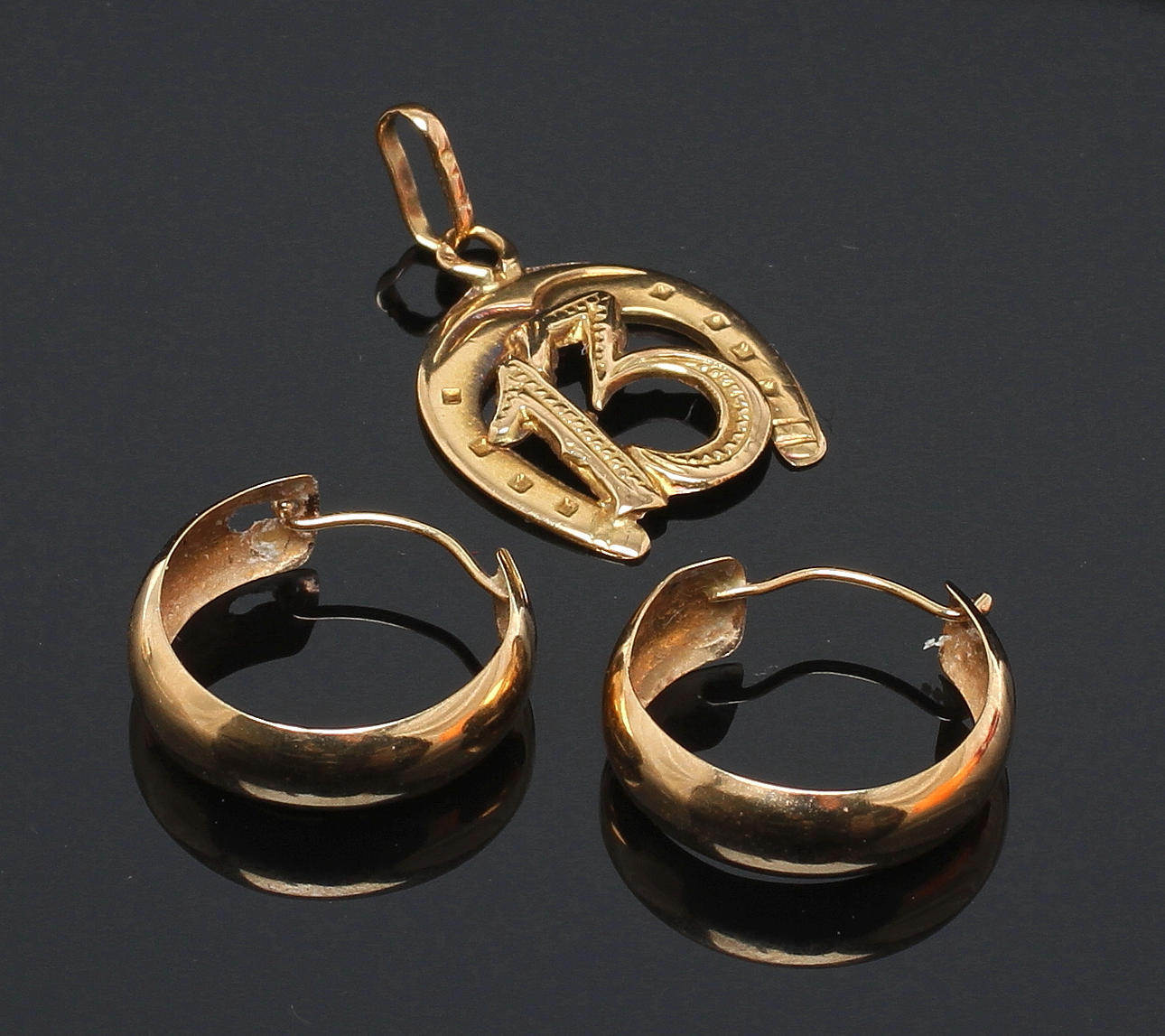 ÖRHÄNGEN, 1 par, samt HÄNGE, 18 k guld. Vikt 2,2 gram.