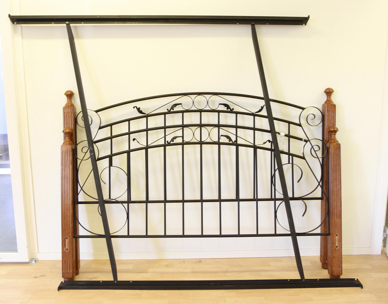 SÄNGGAVEL, 2000 tal, smide och trä.