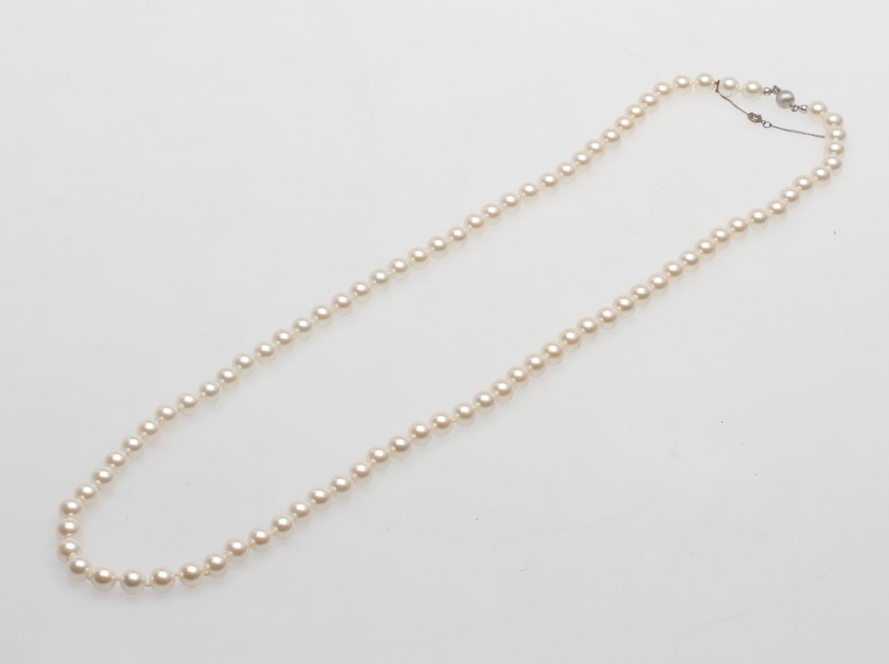 COLLIER, pärlor, silverlås.