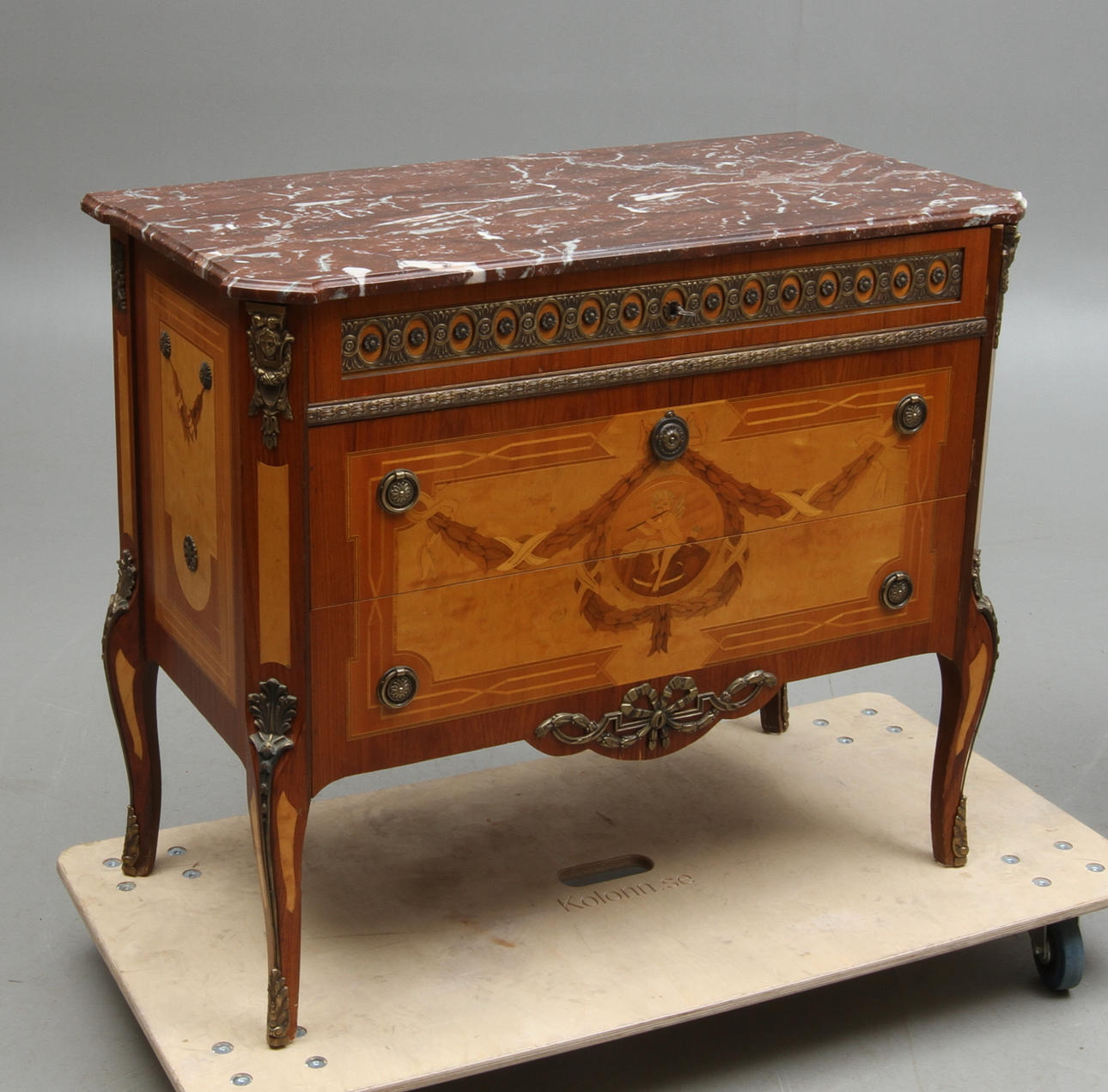 BYRÅ, med stenskiva, gustaviansk stil, 1900-tal.