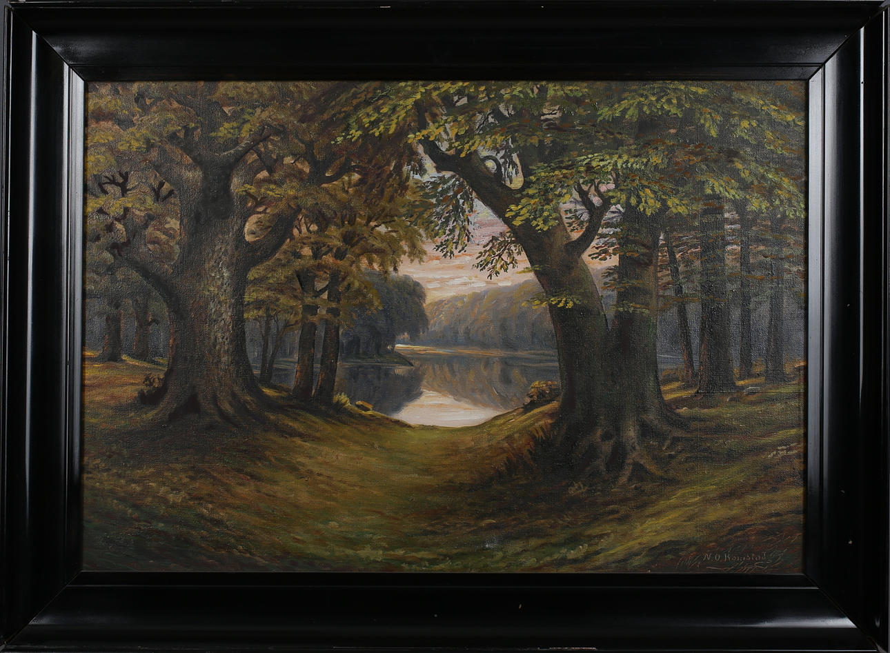 NILS OLSSON KOMSTAD. Skogslandskap med insjö. Olja på duk. Signerad N O Komstad.