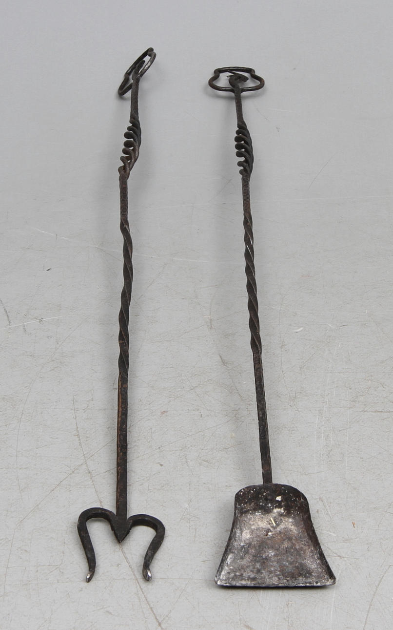 BRASBESTICK, 2 st Smidesjärn. 1900-talets början.