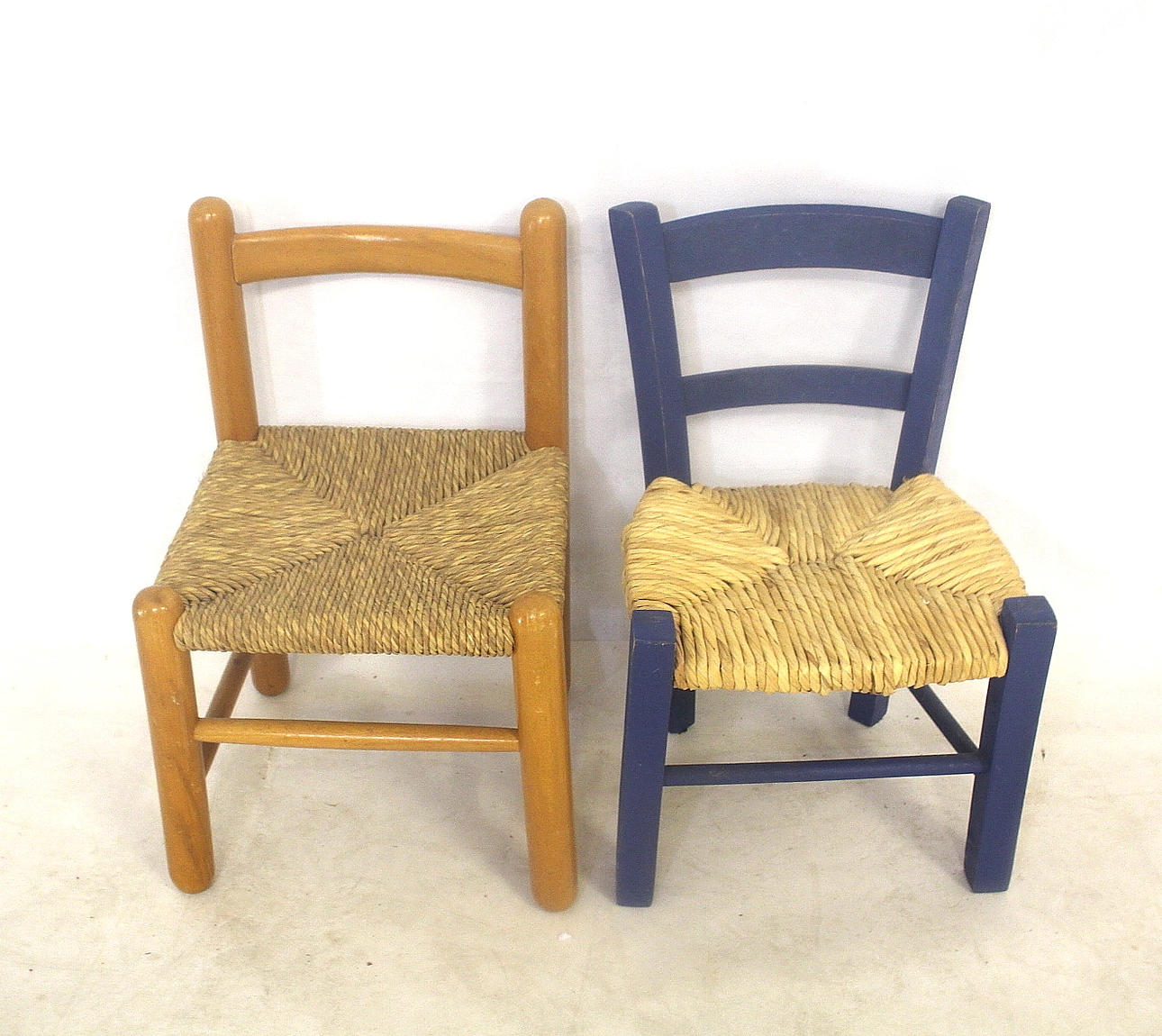 STOLAR; 2 st, trä med bast sits, barn.