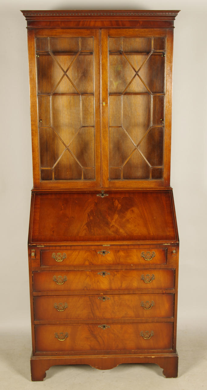 SNEDKLAFFSEKRETÄR MED VITRINÖVERDEL, mahogny, engelsk stil.