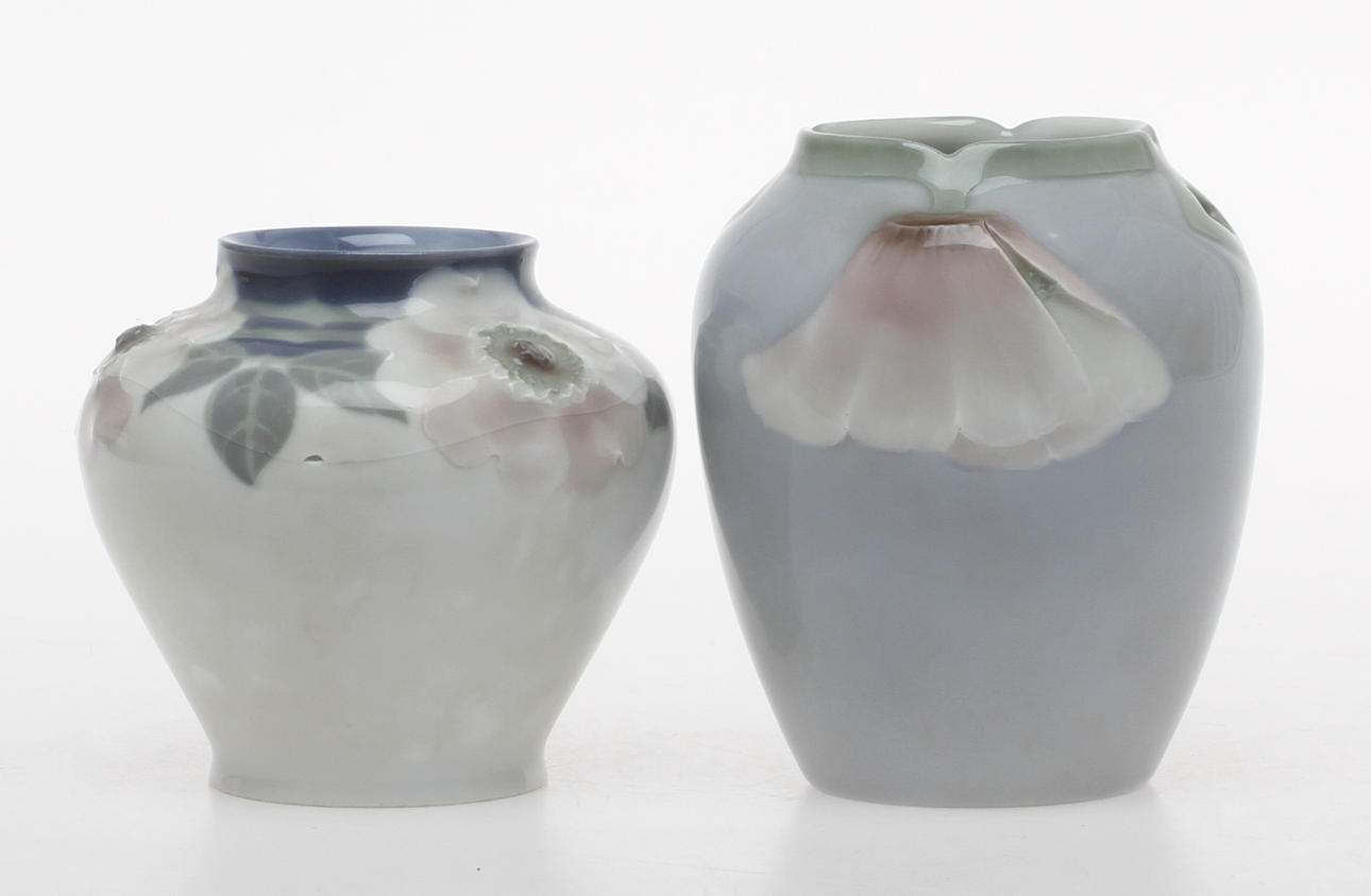 VASER, 2 st, jugend, Rörstrand, varav en Karl Lindström, tidigt 1900-tal.