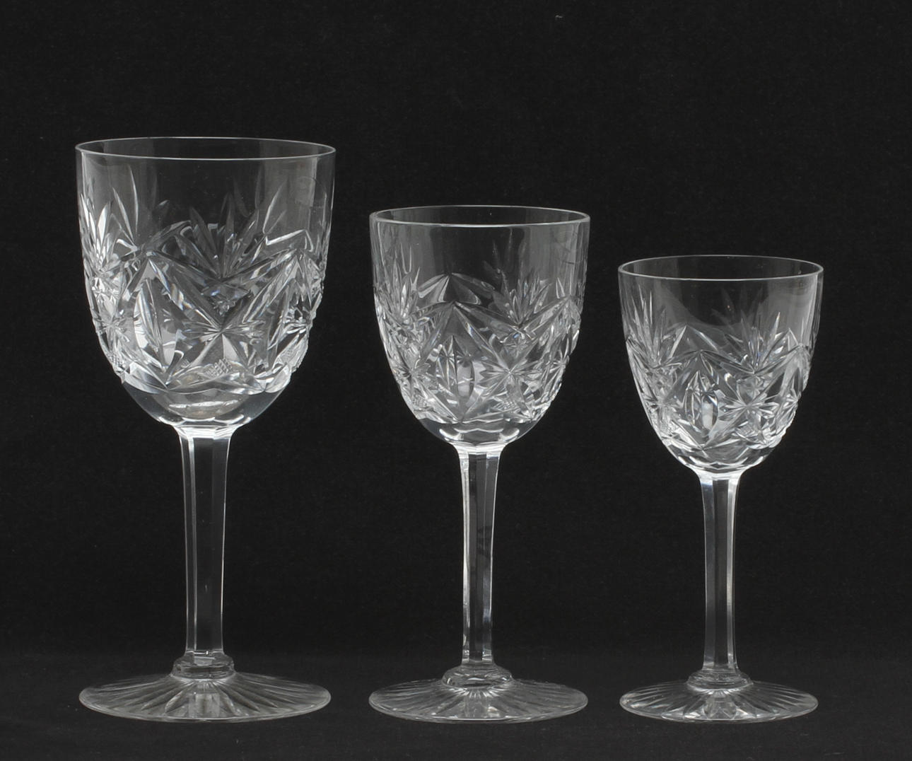 GLASSERVISDELAR, ca 47 delar, 1900-tal.