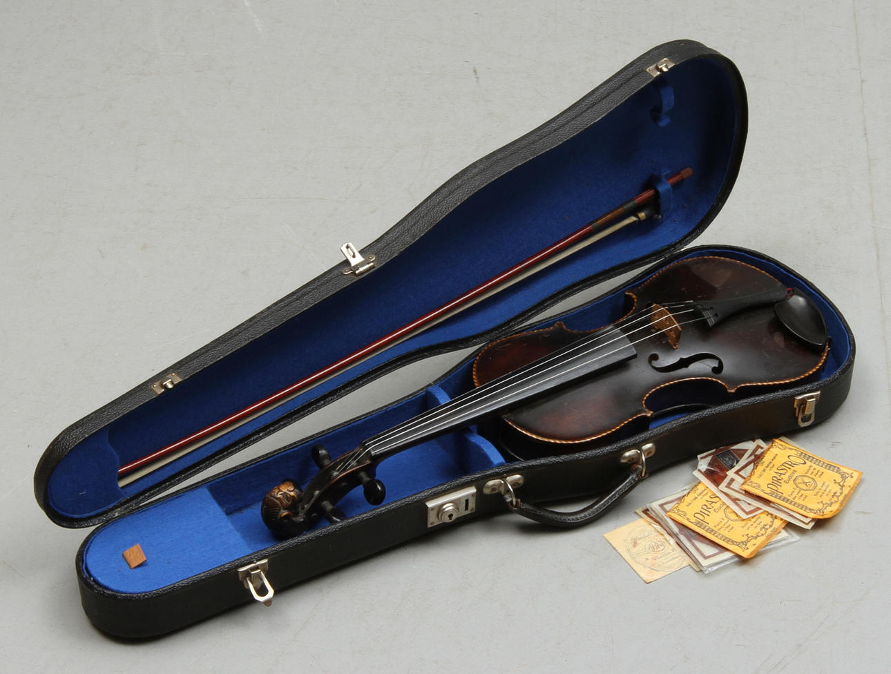 FIOL, TYSKLAND sent 1800-tal, stråke, fodral.