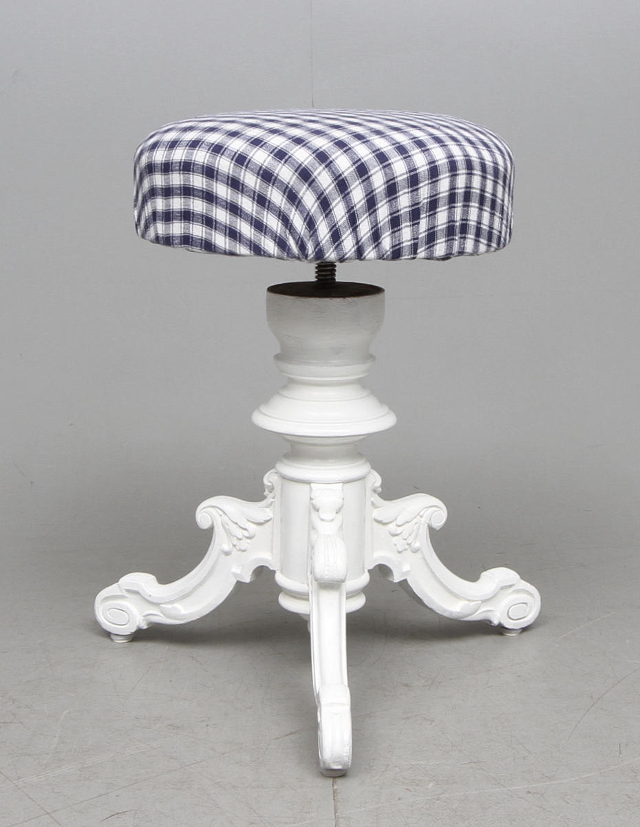 PIANOPALL, snurrmodell, snidad 3 delad pelarfot. 1800 talets slut.