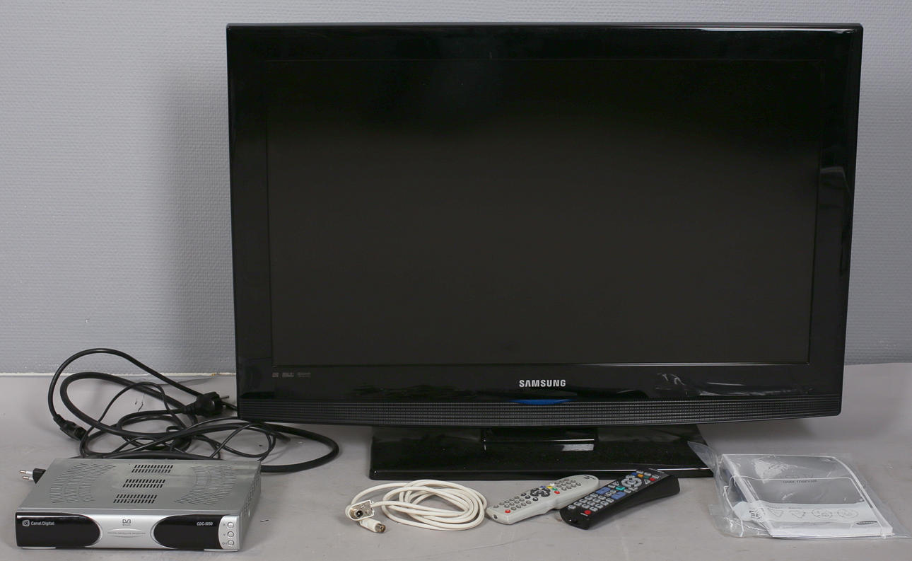 TV LCD, Samsung 32 tum + Canal Digital box.