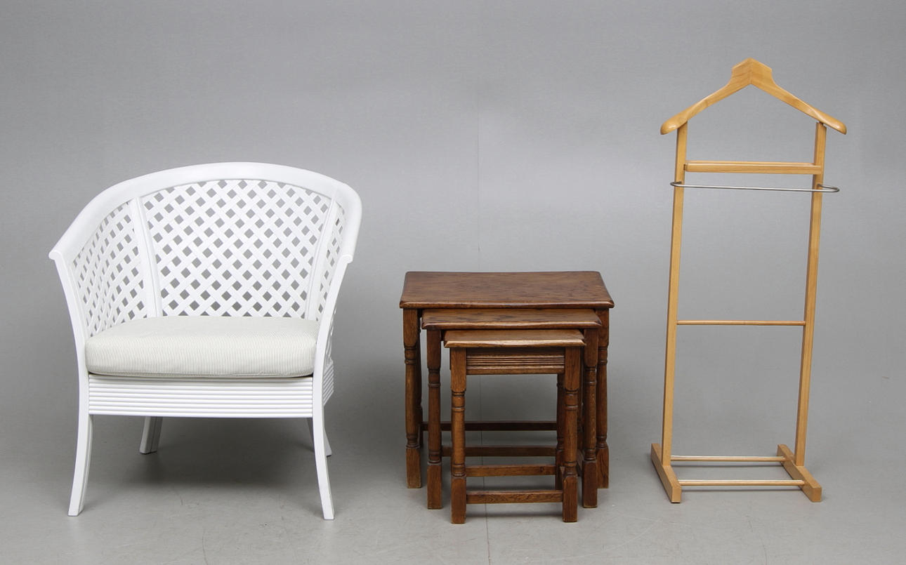 HERRBETJÄNT, KARMSTOL och SATSBORD.