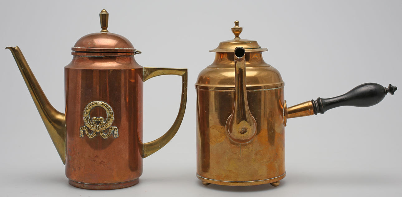KAFFEKANNOR, 2 st, koppar samt mässing, 1900-tal.