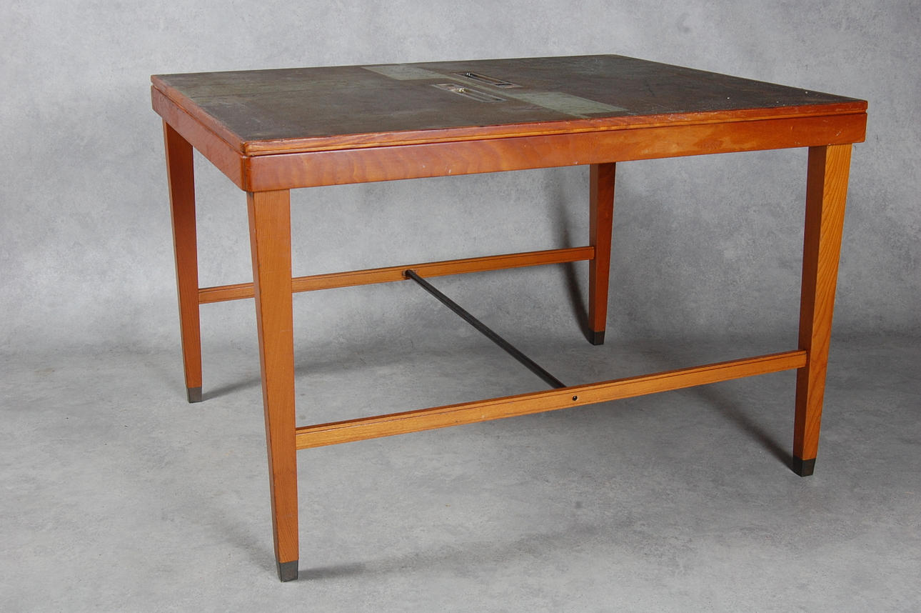 SKRIVBORD, dubbelsidigt, industridesign, med bläckhorn, pennställ, 1930-40-tal.