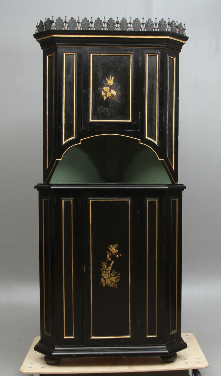 HÖRNSKÅP, 1800-talets slut.