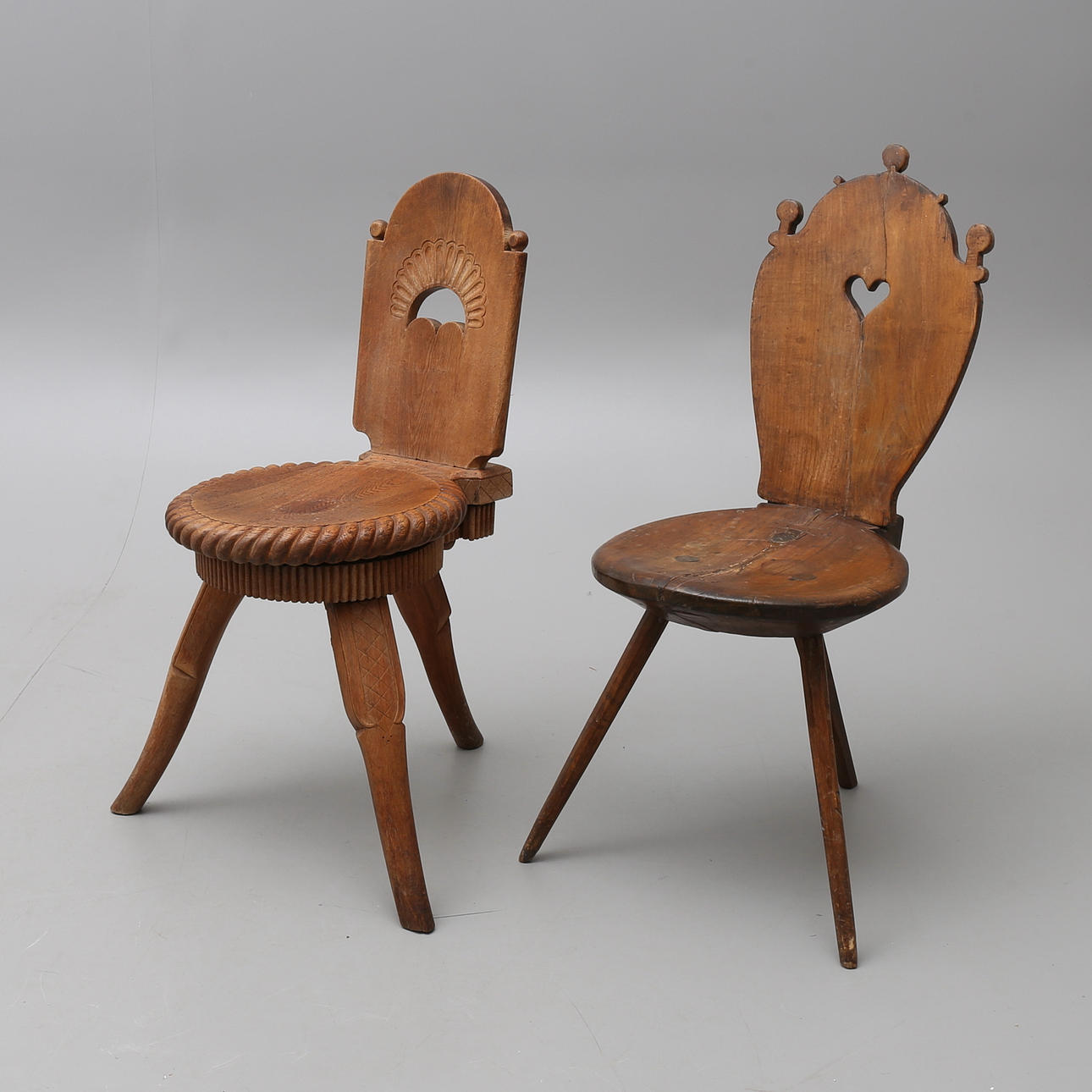 STOLAR, TVÅ STYCKEN, BLEKINGE, med tre ben.