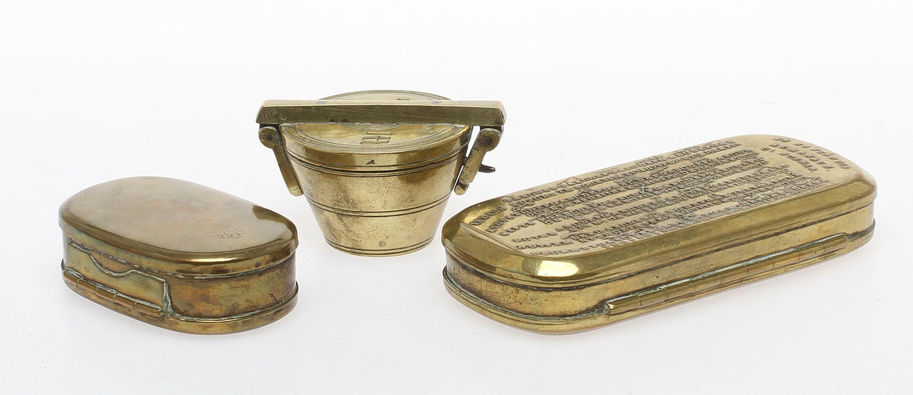 DOSOR, 2 st, bland annat kalenderdosa, samt VIKTSATS daterad 1846.