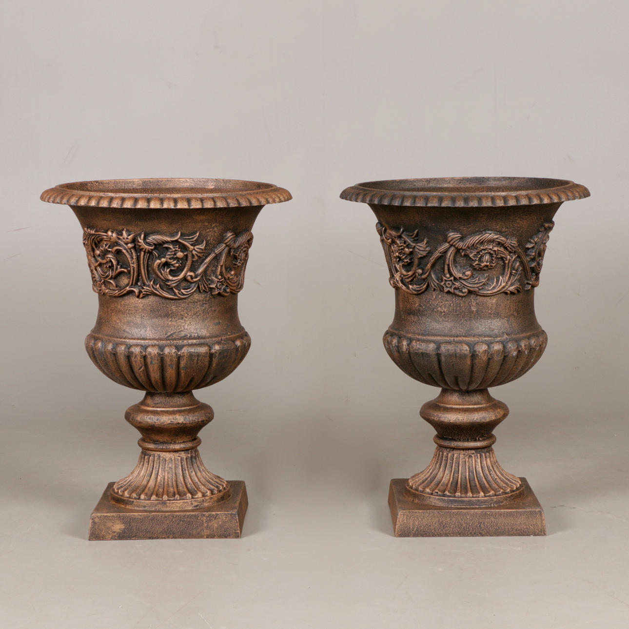 URNEN, Paar, Gusseisen, Kupfer patiniert, zeitgenössisch.