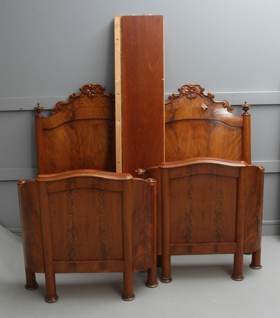 SÄNGAR, 2 st, nyrenässans, 1800-tal.