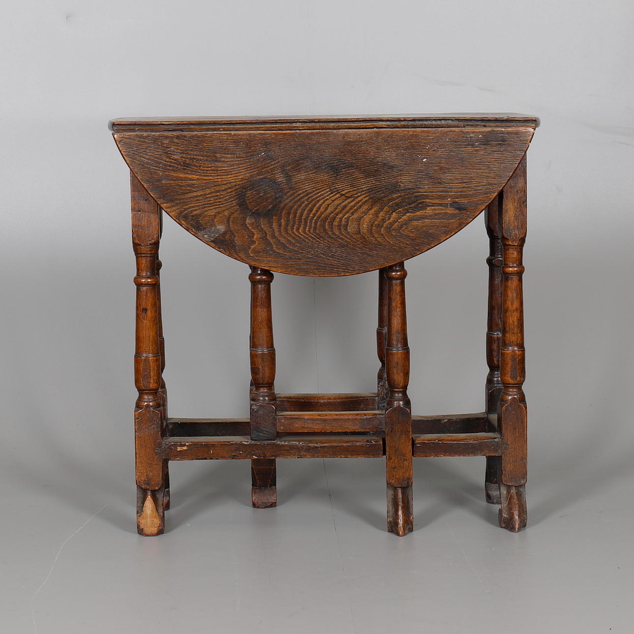 AN OAK DROP LEAF SIDE TABLE.