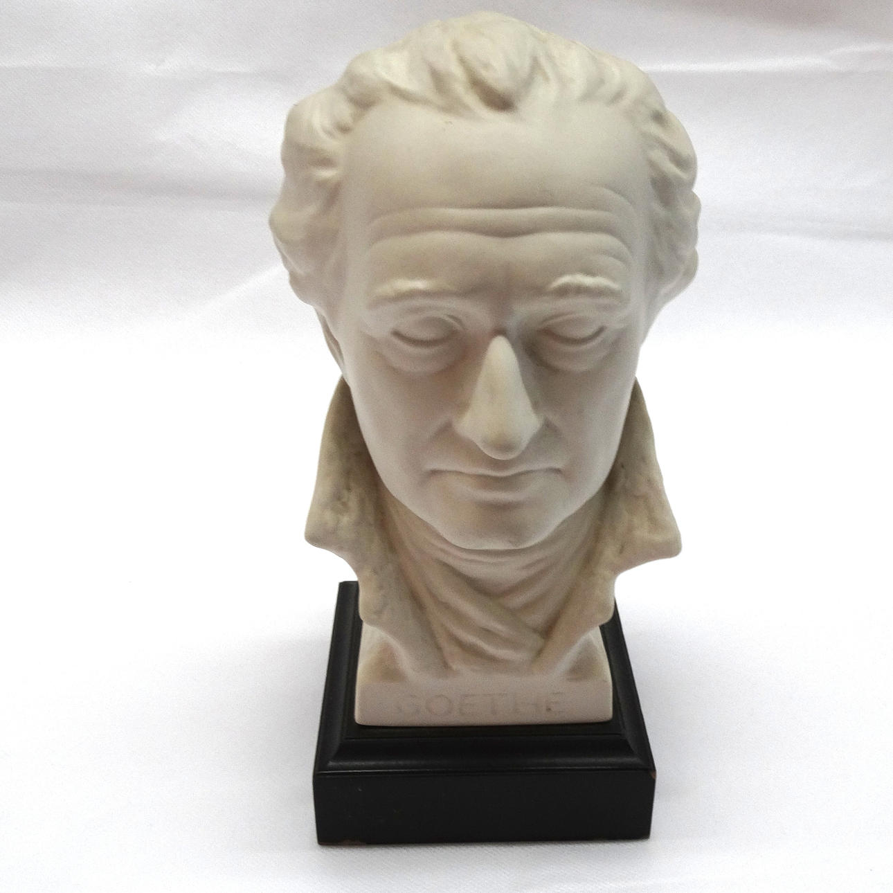 PORSLIN FIGUR AV GÖBEL, GOETHE MOTIV.