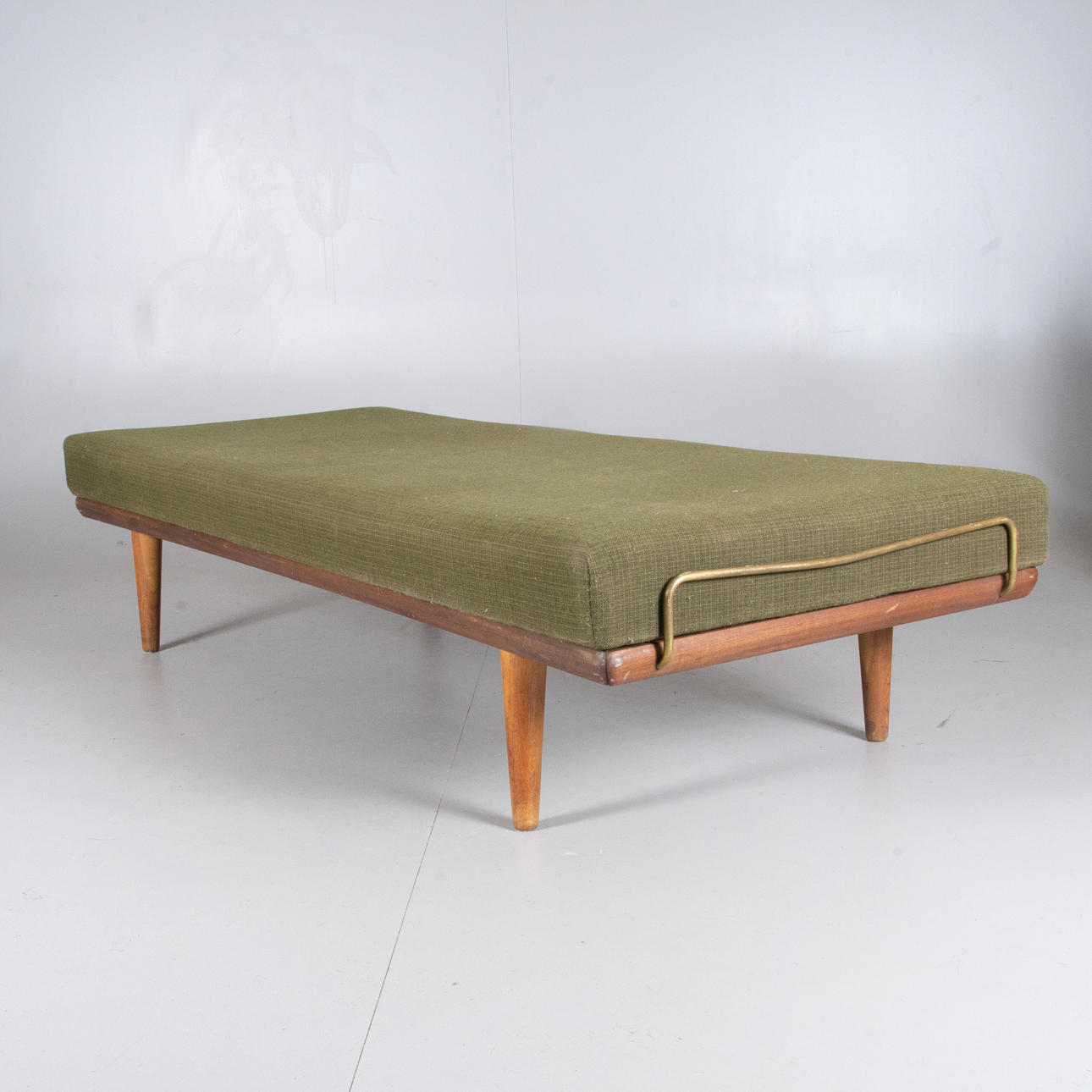 HANS J WEGNER. Dagbädd, teak/ek, 1900-talets mitt.