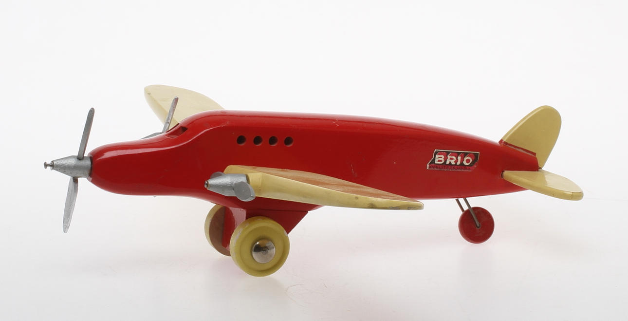 BRIO, flygplan i trä, 3 propellrar, gul och röd, originaletiketter.