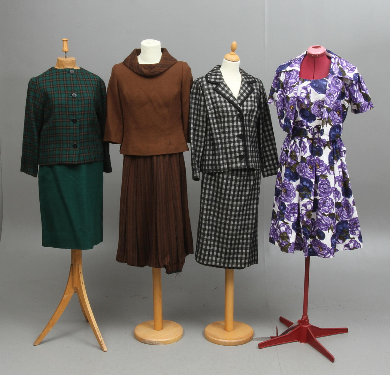 DRÄKTER 3 st samt KLÄNNING, Salena samt Saléns.