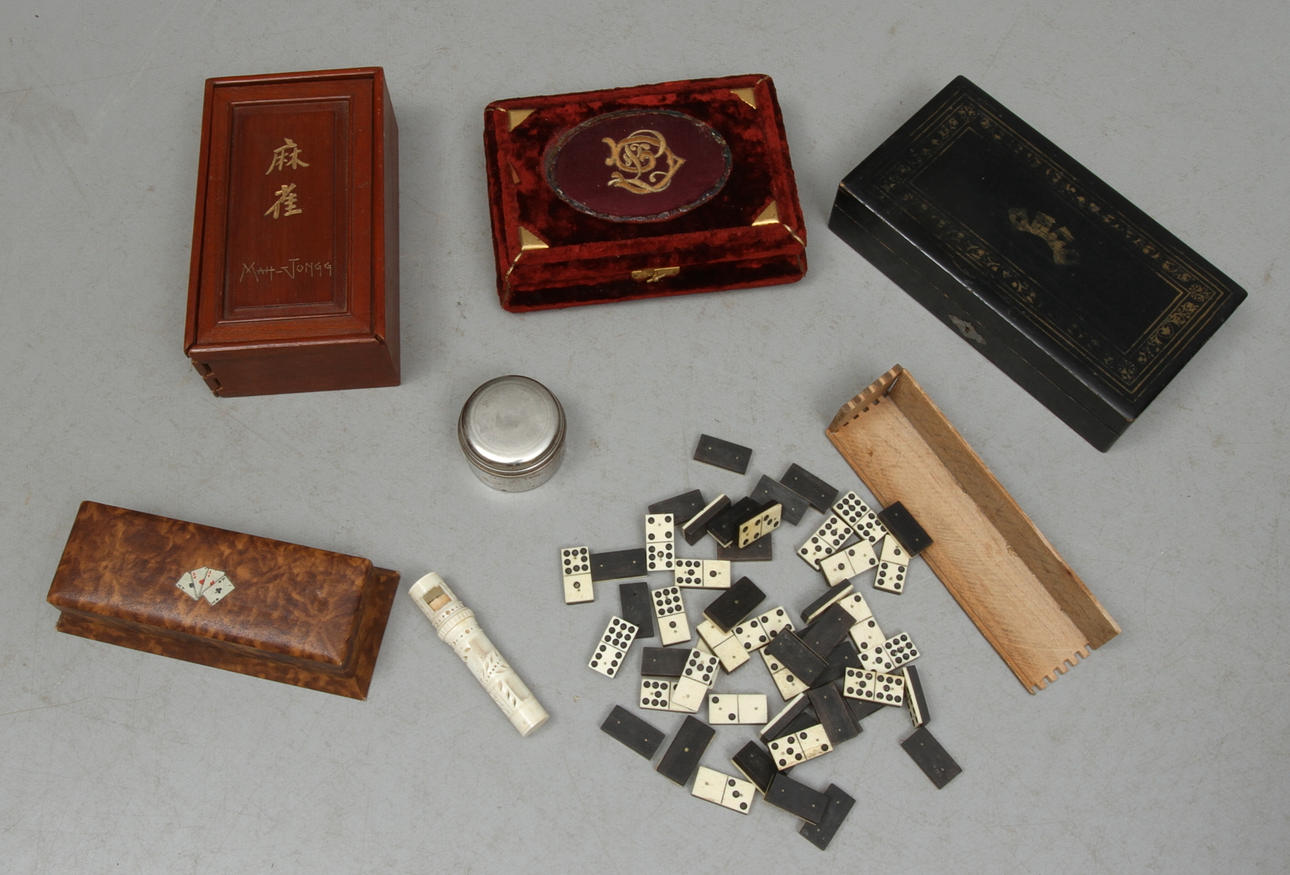 PARTI SPEL och SPELMARKER, 7 delar, 1800/1900-tal.