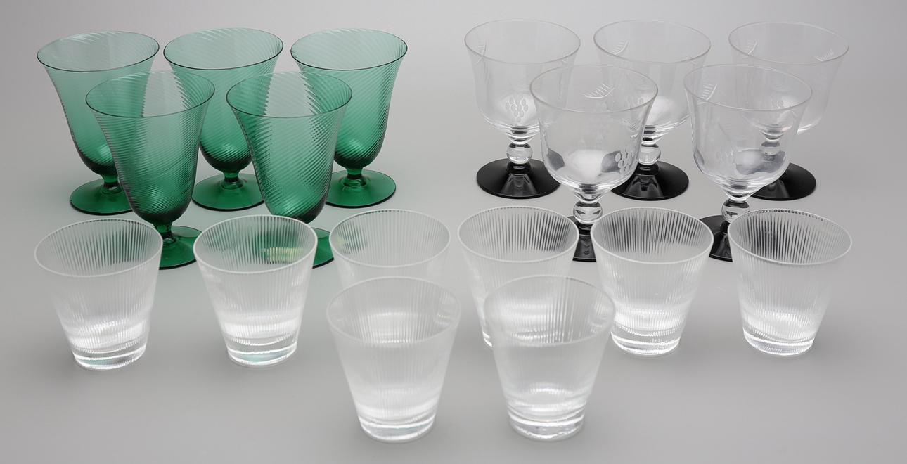 DRICKSGLAS, bl. a Gullaskruf, 20 delar, 1900-talets andra hälft.