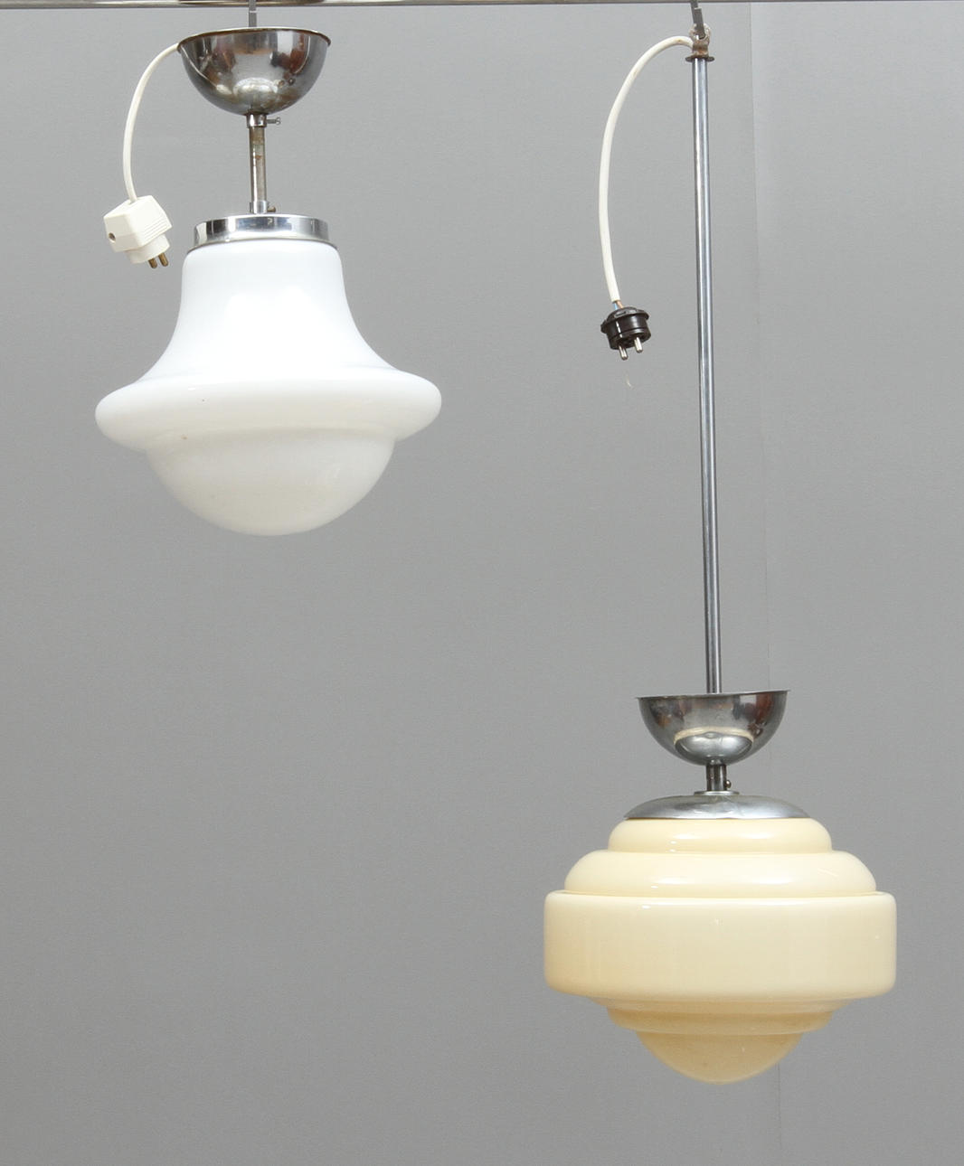 TAKLAMPOR, 2 st, med glaskupa, 1930/40-tal.