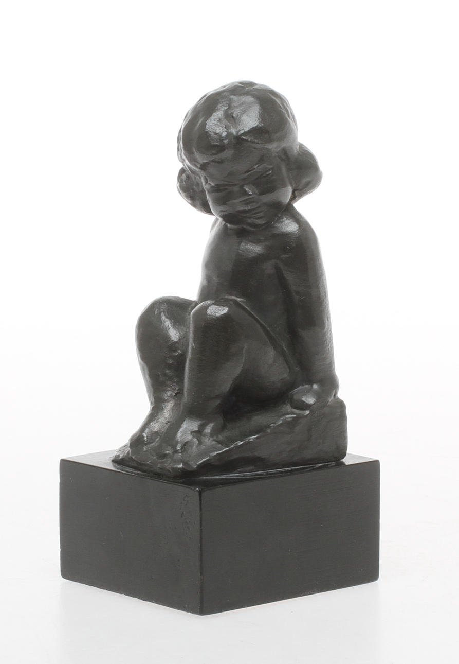 CARL EINAR BORGSTRÖM. Skulptur, brons, sittande flicka, monogramsignerad ceb. 1900-tal.