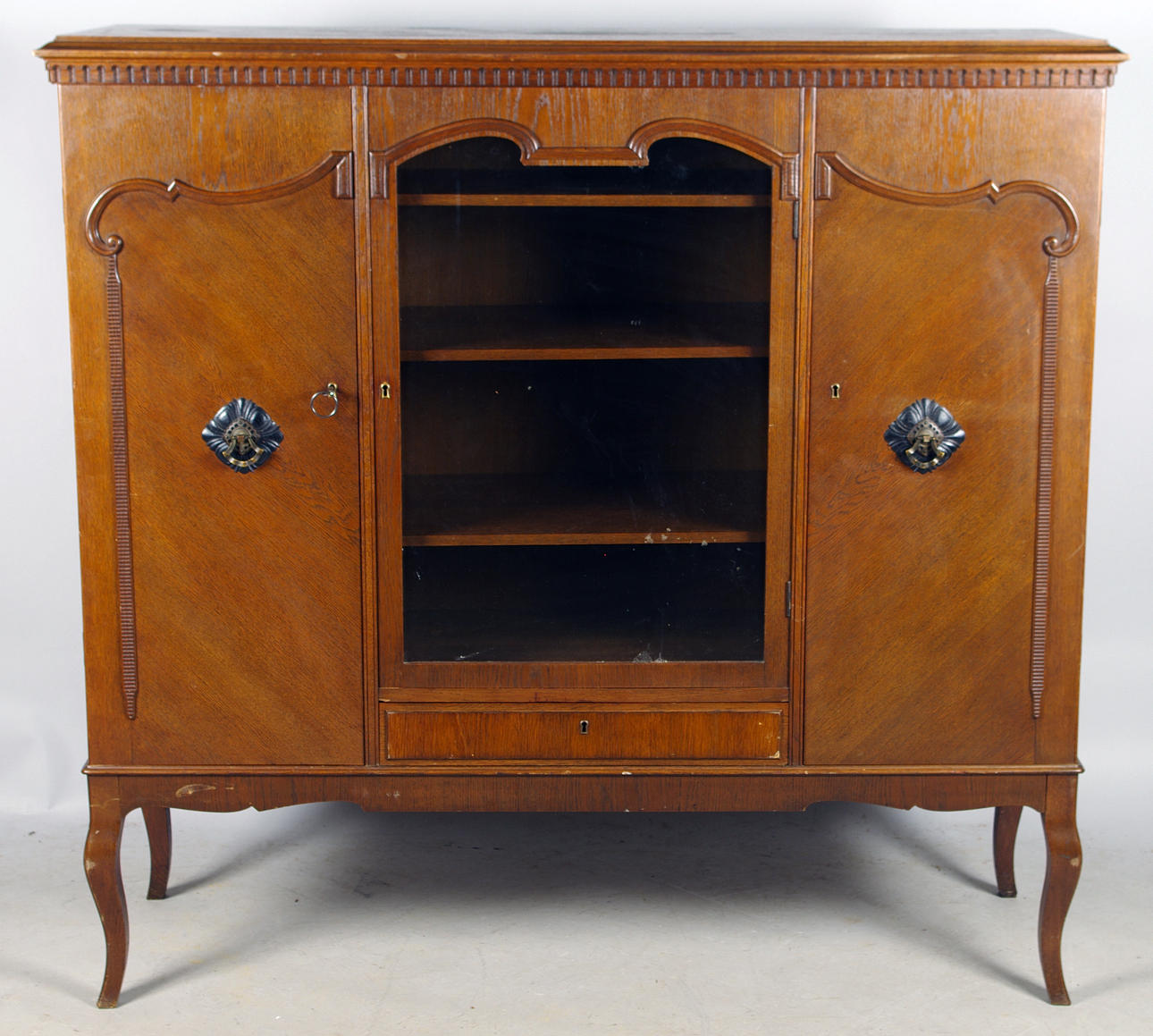 MATSALSSKÅP med vitrindel, ek.