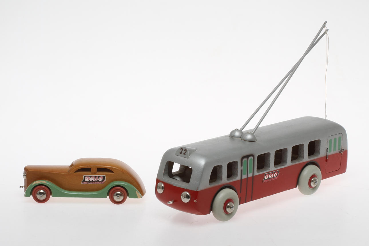 BRIO, trådbuss och bil i trä, röd och silver respektive brun och grön , originaletiketter.