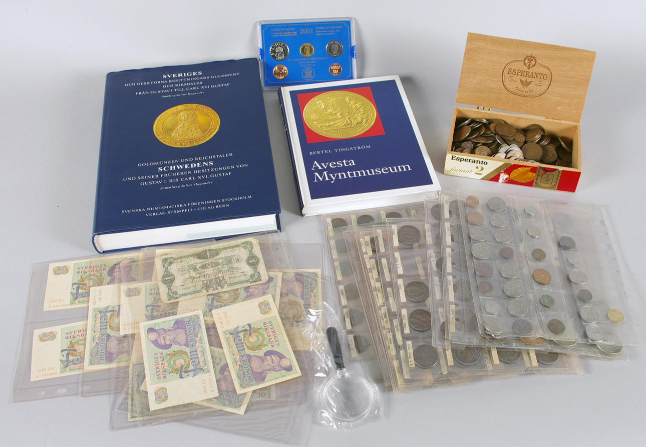 MYNT, SEDLAR SAMT BÖCKER.