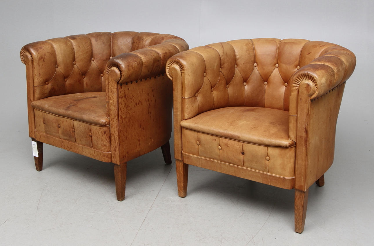 CLUBFÅTÖLJER, ett par, 1900-talets första hälft.