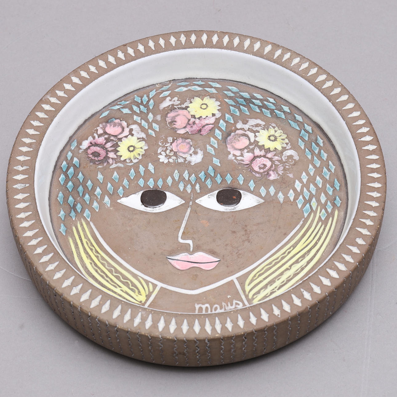 MARI SIMMULSON. Fat med ansikte.