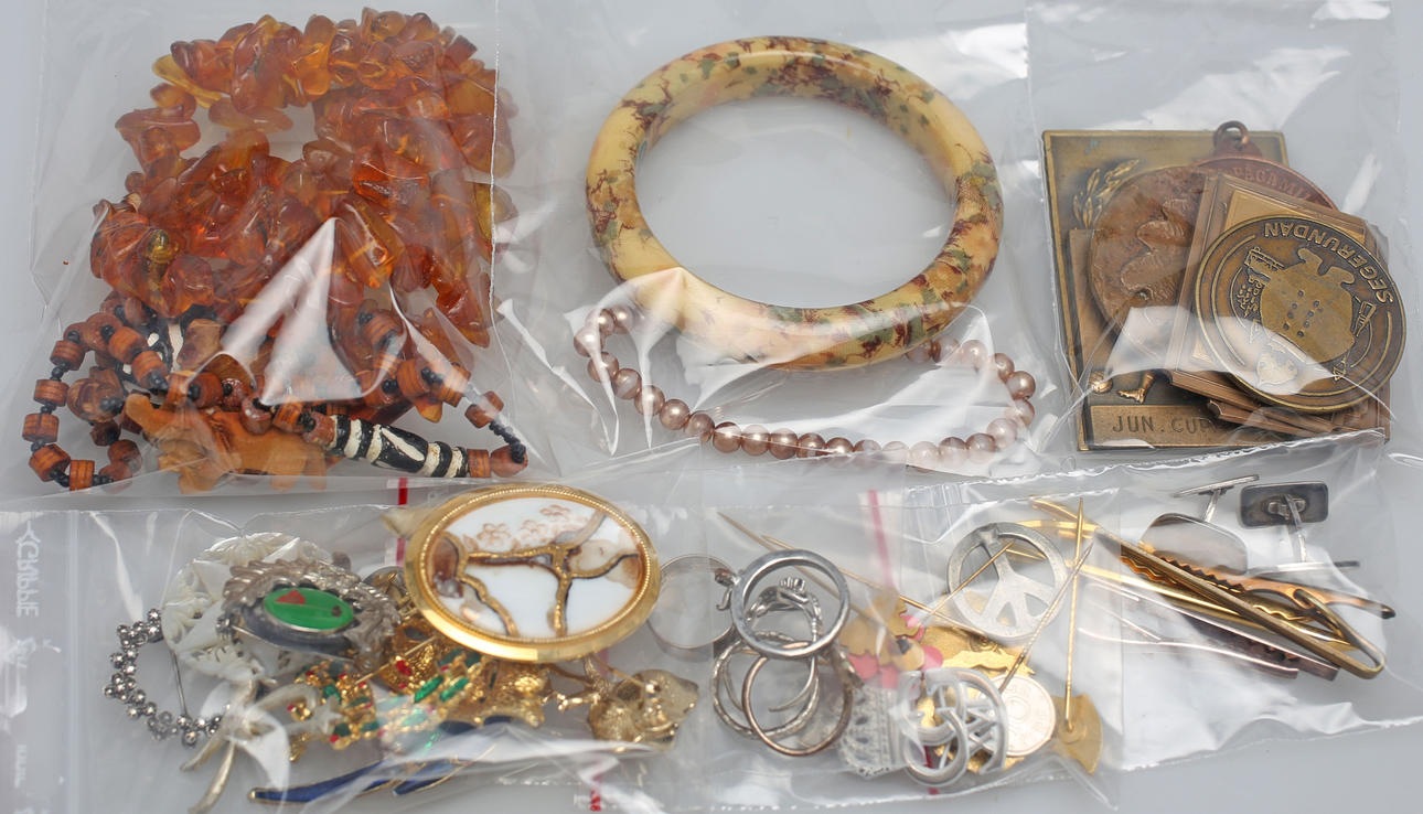 PARTI BIJOUX OCH KURIOSA.