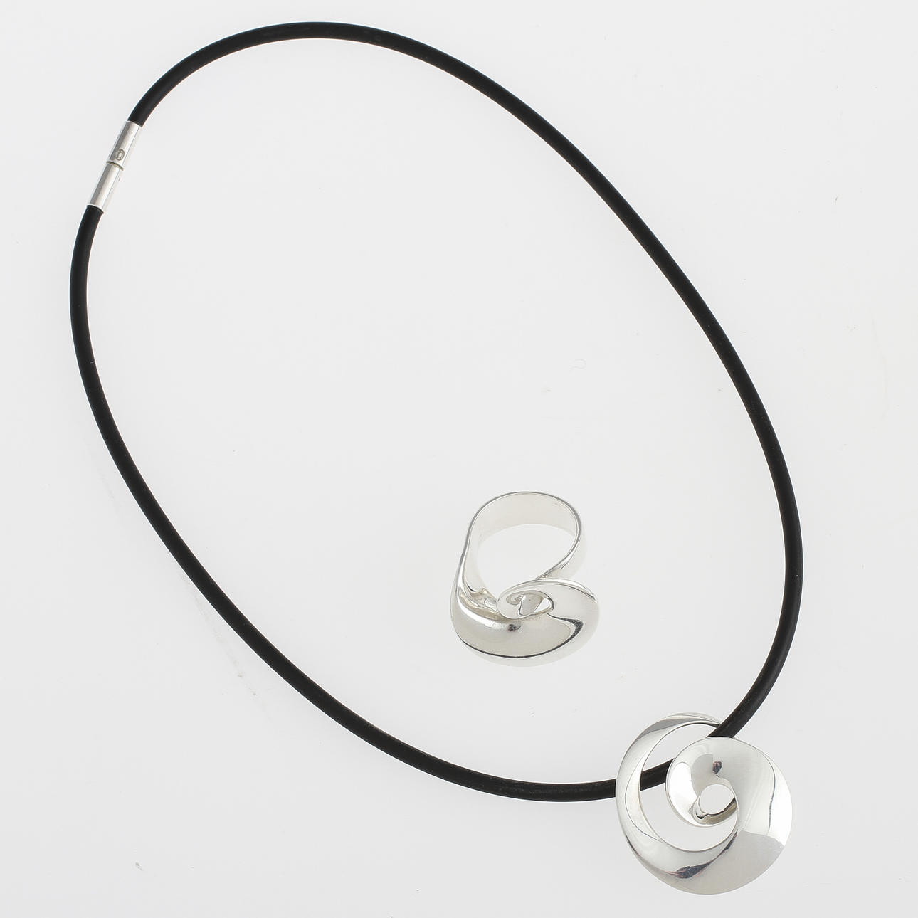 HALSBAND samt RING, "Continuity", Vivanna Torun Bülow-Hübe för Georg Jensen.