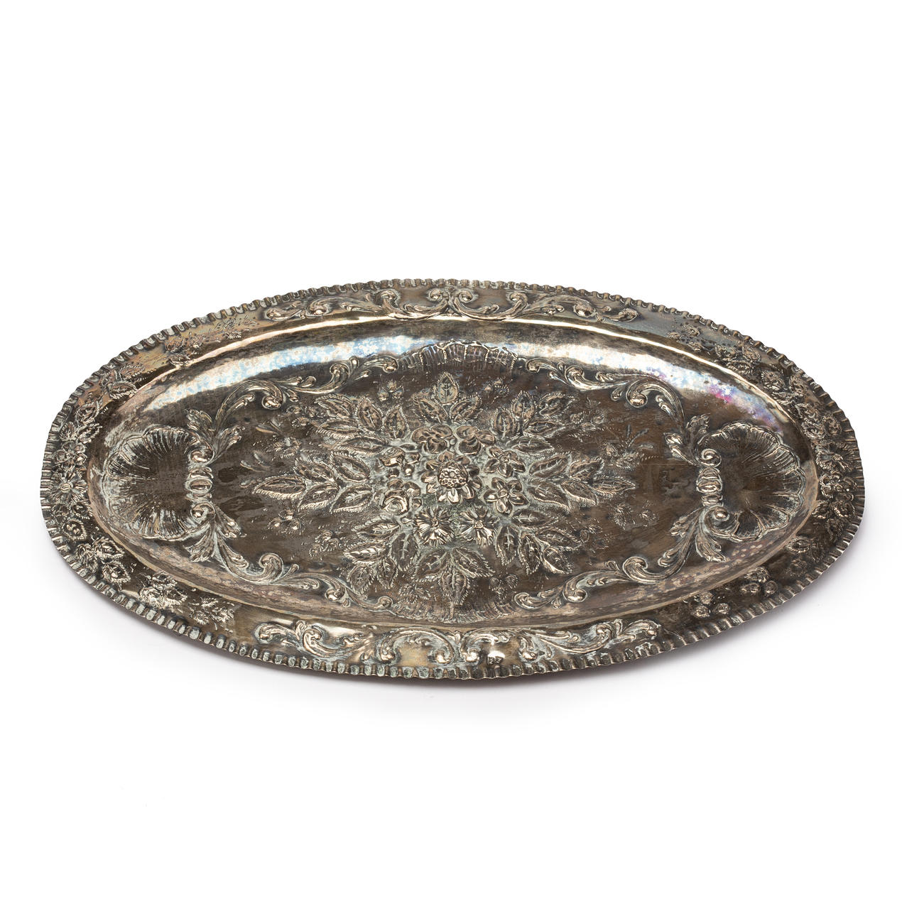 Bandeja española en plata repujada, del siglo XIX.