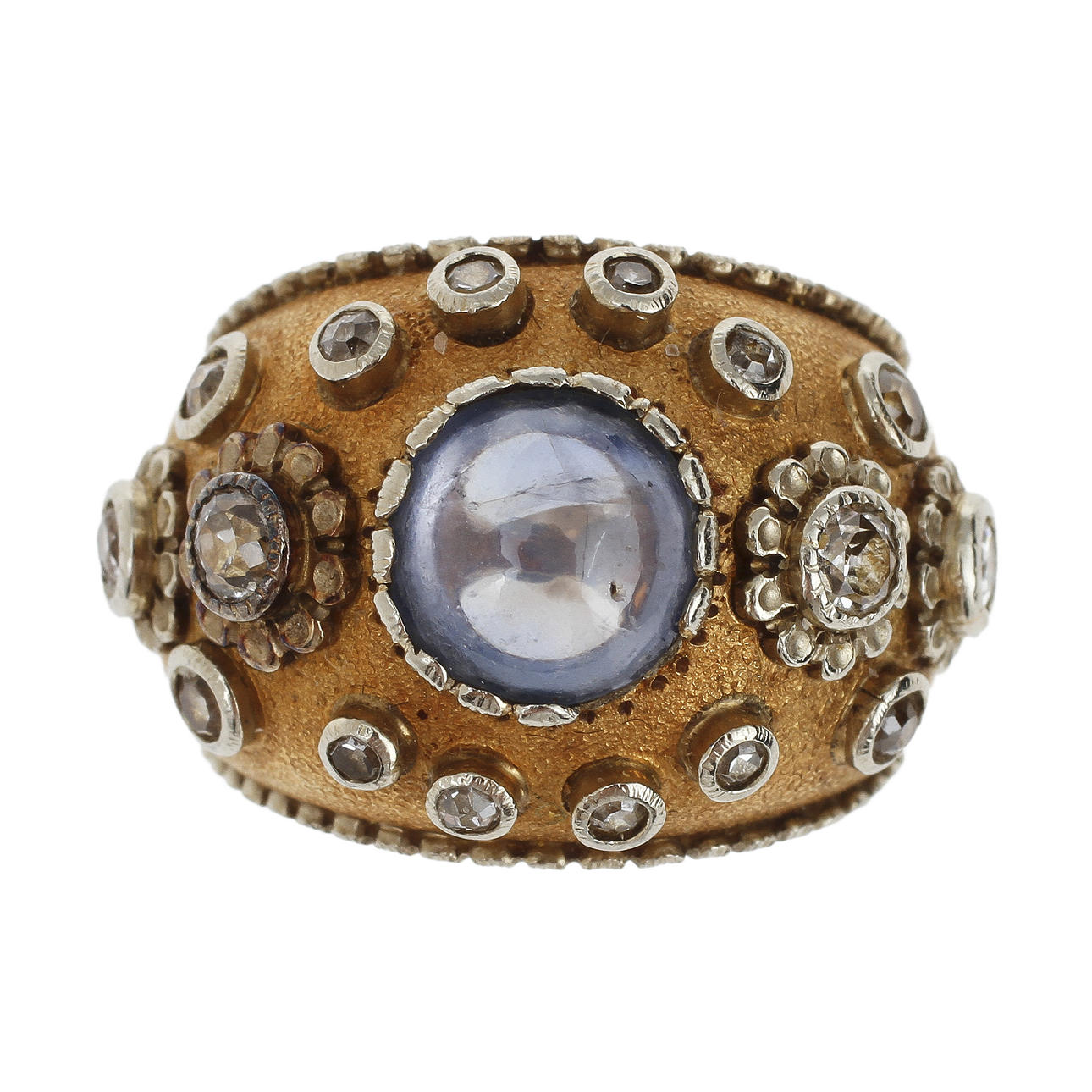 RING, 18k guld med månsten och 16 diamanter (totalt ca 0,6 ct). Vikt ca 11 gram.