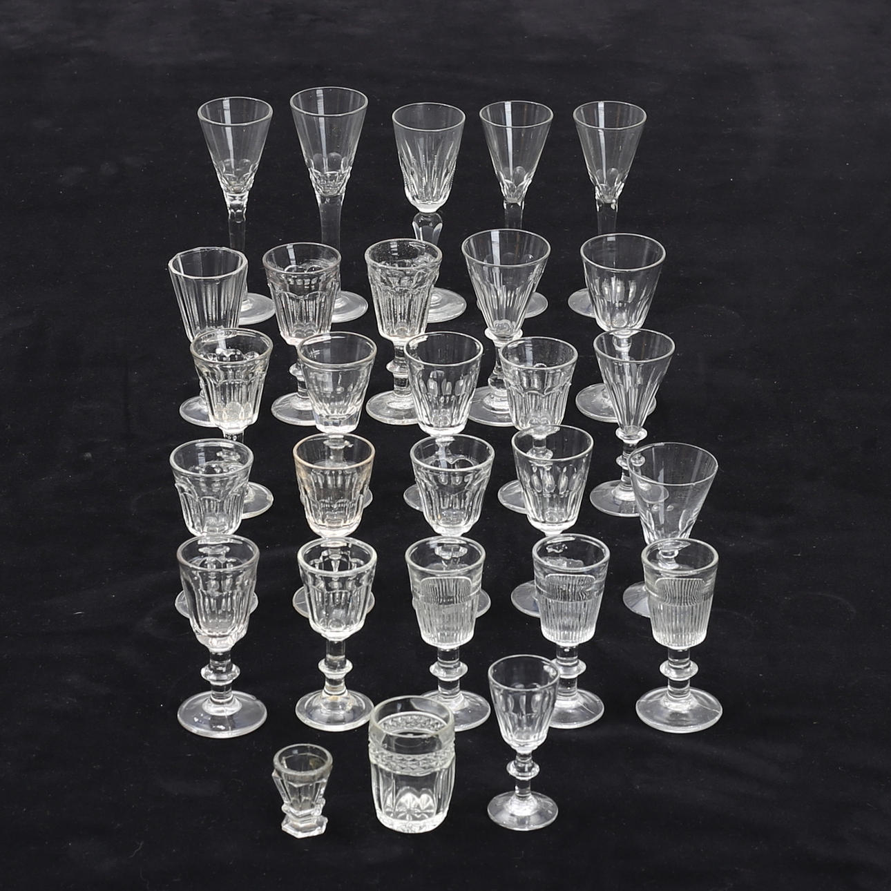 SCHNAPPGLAS, 28 Stück, 19. und 20. Jahrhundert.