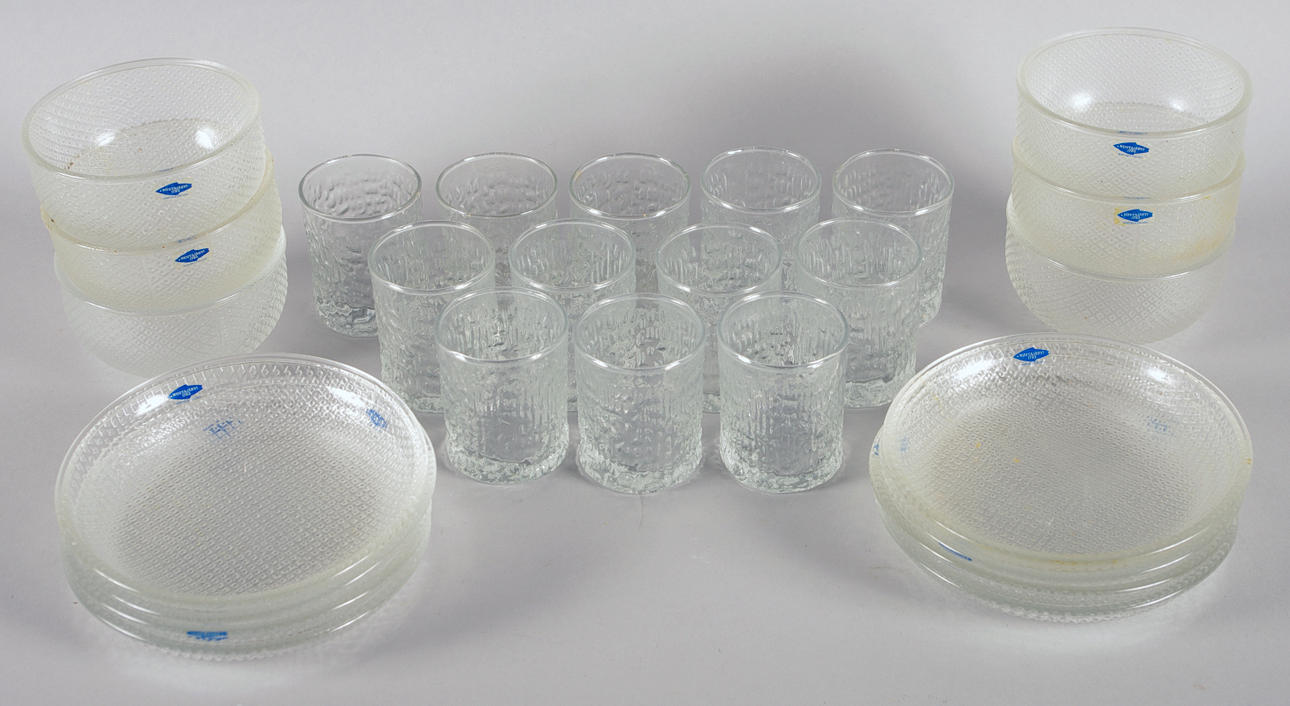 DESSERTSKÅLAR, ASSIETTER SAMT GLAS, 26 delar.