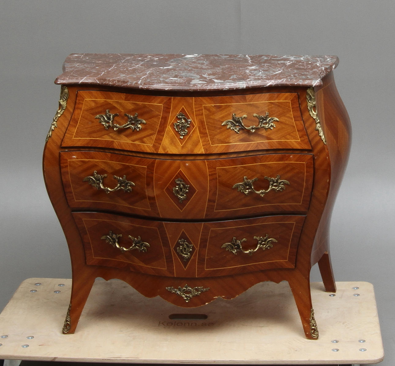 BYRÅ, med stenskiva, rokokostil, 1900-tal.