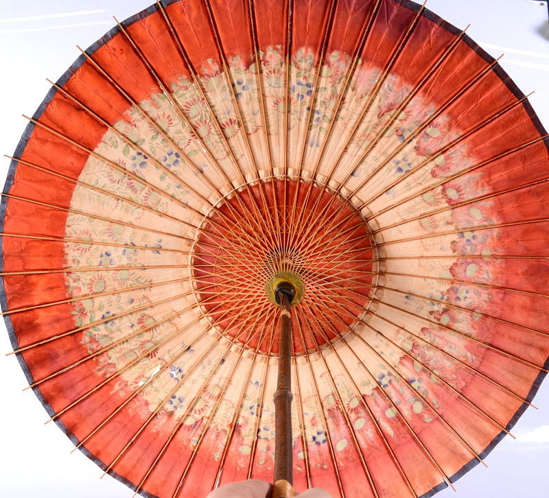 PARASOLL, trä, bemålad papp, 1900-talets första hälft.