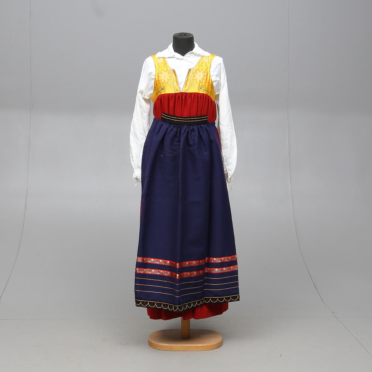 FOLKDRÄKT, 9 delar, Sörmland, 1900-tal.